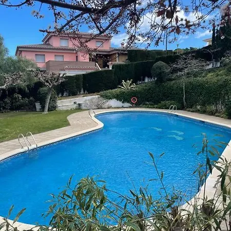 Con Piscina En *